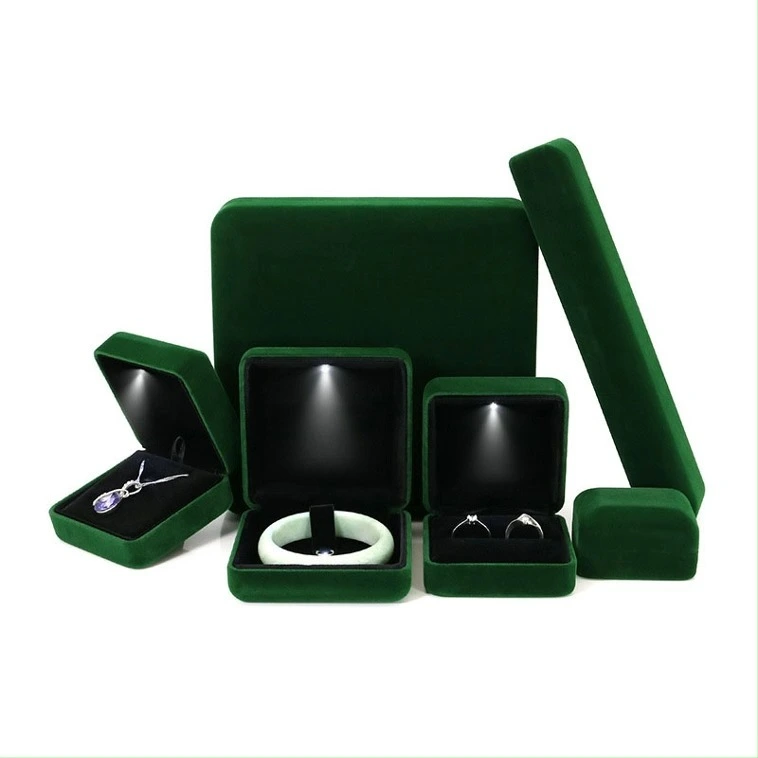 Elegante joyero de terciopelo con iluminación LED y esquinas redondeadas para anillos, colgantes, pendientes, pulseras y para envolver regalos. 1