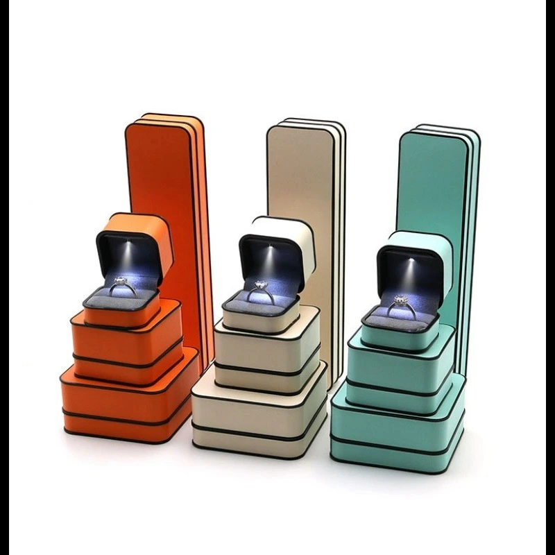 Caja de joyería LED creativa con borde elevado y marco negro para anillos, colgantes, pulseras, tobilleras y pendientes: embalaje de regalo para joyas. 1