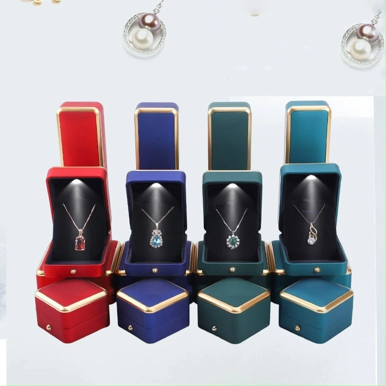 Caja de joyería creativa con esquinas redondeadas y borde dorado con luz LED para anillos, colgantes, pendientes, pulseras y empaques de regalo. 1