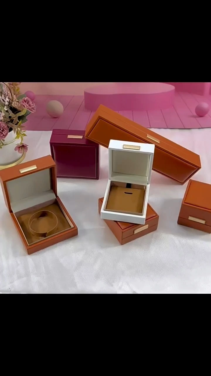 Cajas de joyería de cuero sintético PU de primera calidad con forma de ángulo recto, para anillos, colgantes, pulseras y collares largos. 1