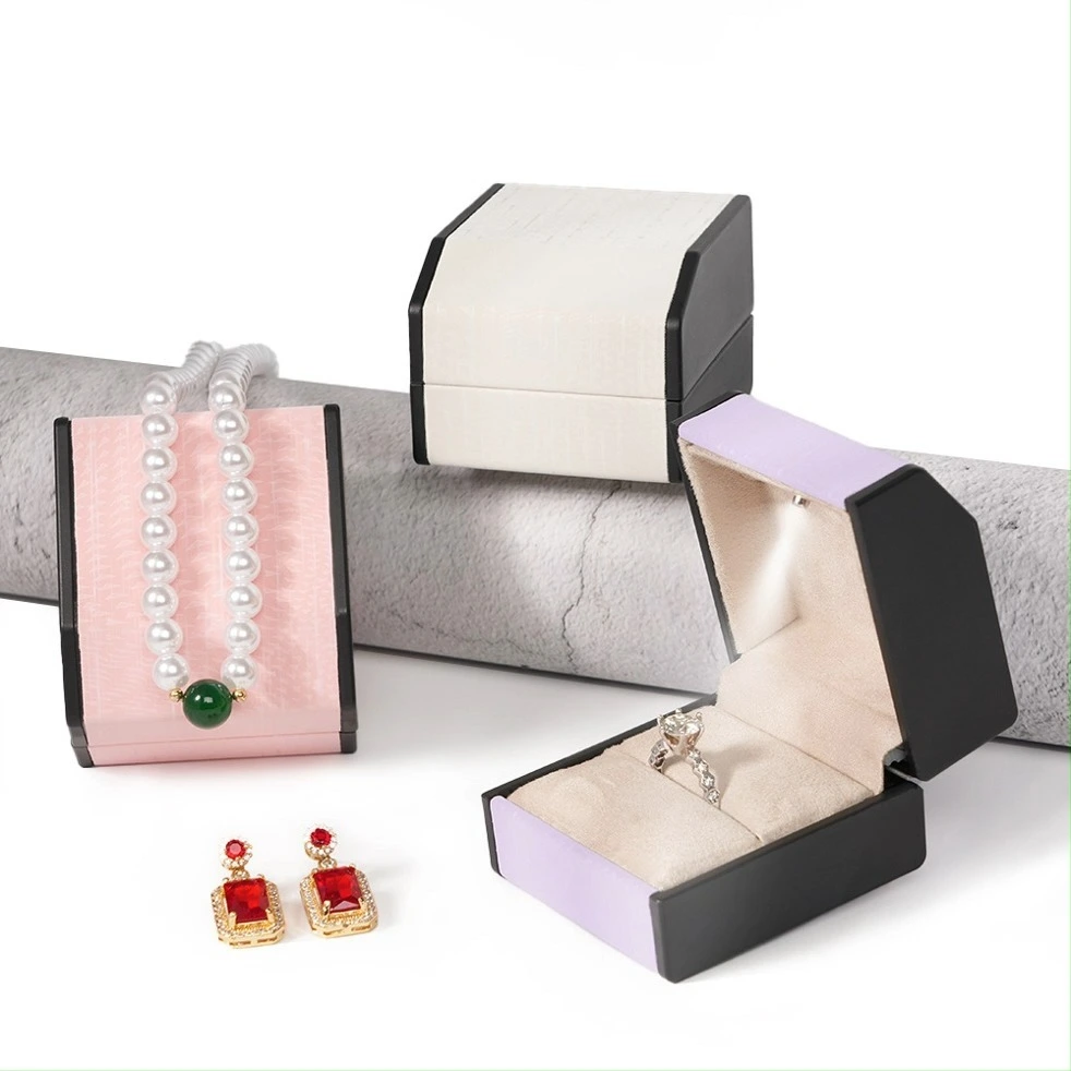 Caja de joyería, caja para anillos y caja para pendientes de cuero bicolor con iluminación LED y bordes inclinados. 1