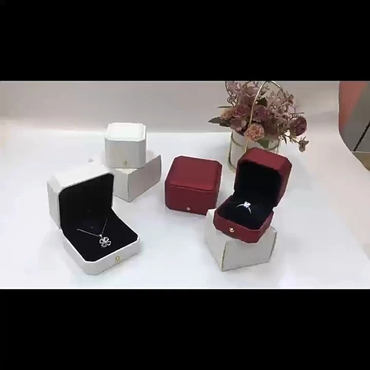Cajas de joyería creativas octogonales de piel sintética con iluminación LED, ideales para anillos, colgantes, pulseras y collares largos. 1