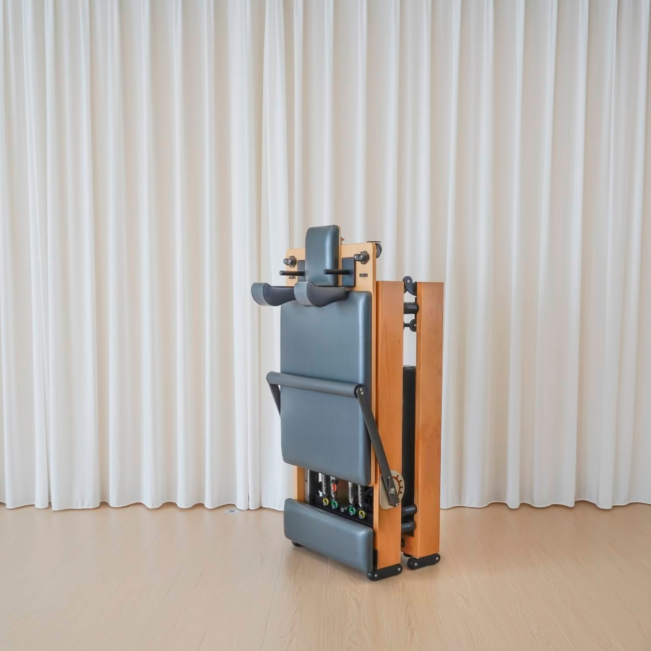 Aparelho de Pilates Reformer dobrável, em madeira de faia, com design compacto para estúdios e uso doméstico OA-P035F 1