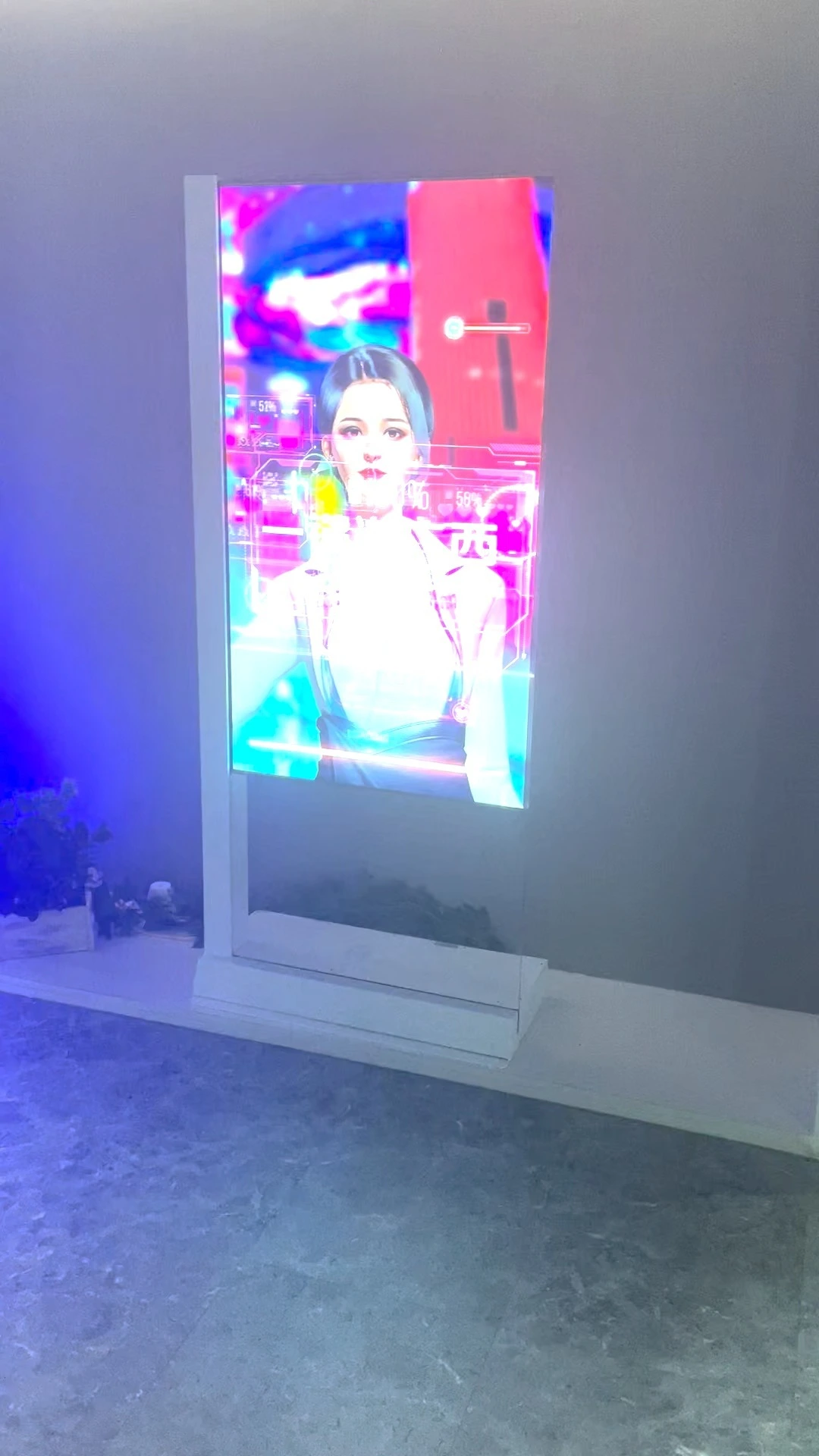 Стоячий 55-дюймовый прозрачный oled-экран, просматриваемый через oled-дисплей 1