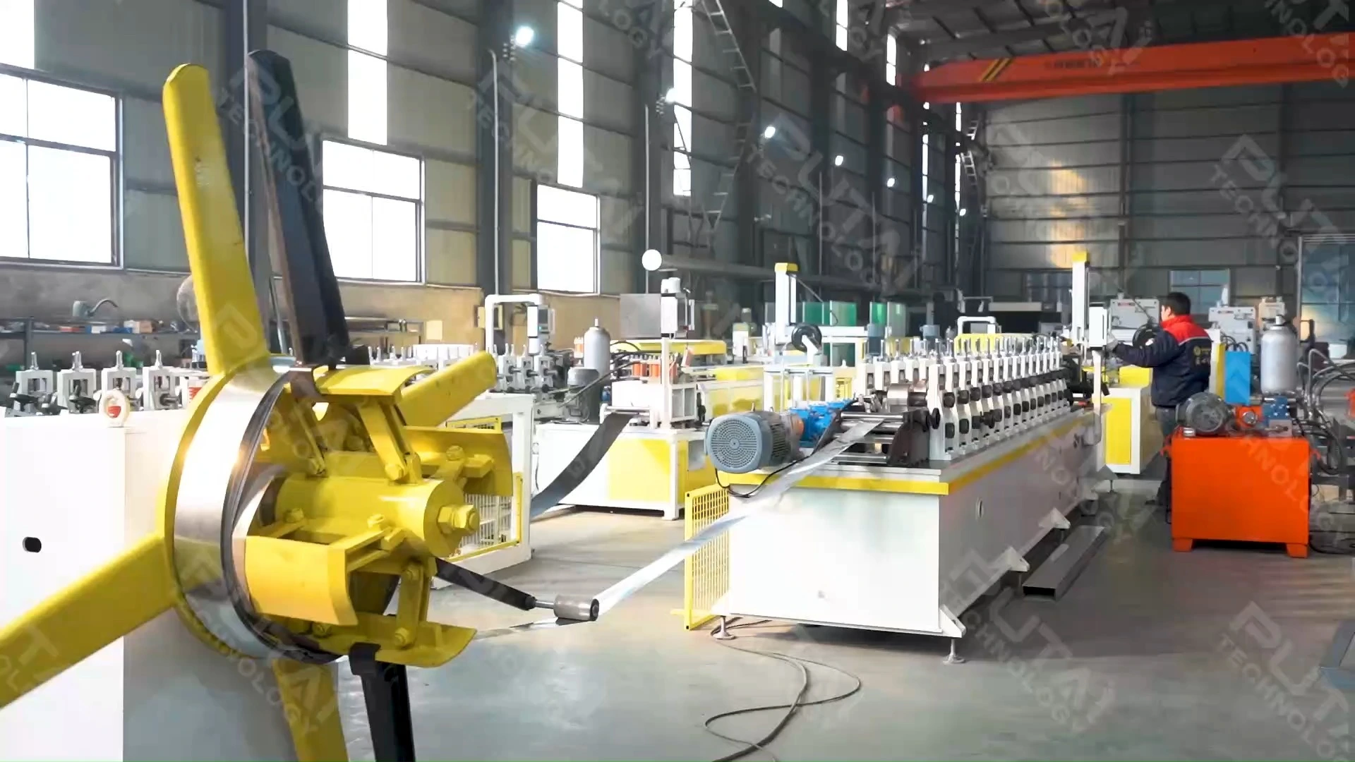 Máquina formadora automática de perfiles y rieles con apilador | Putai 1