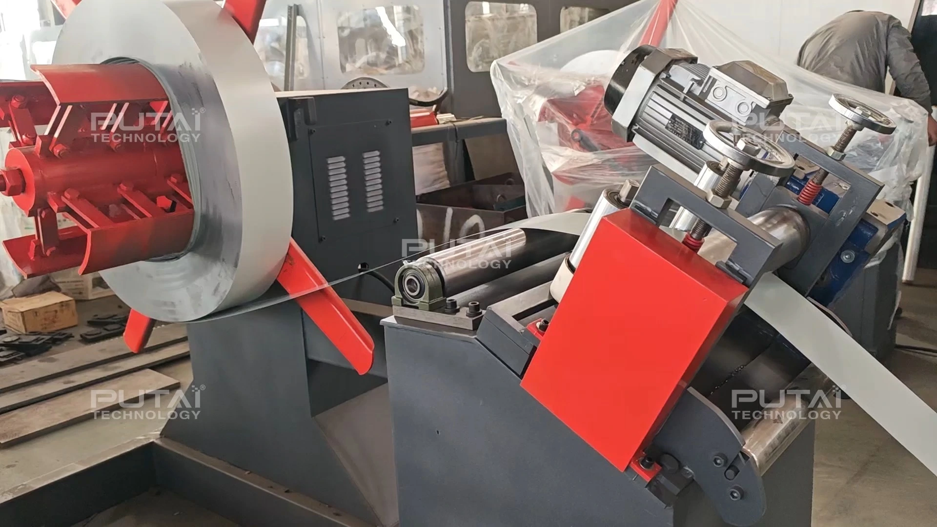 Máquina perfiladora de paneles de chapa metálica Putai para techos 1