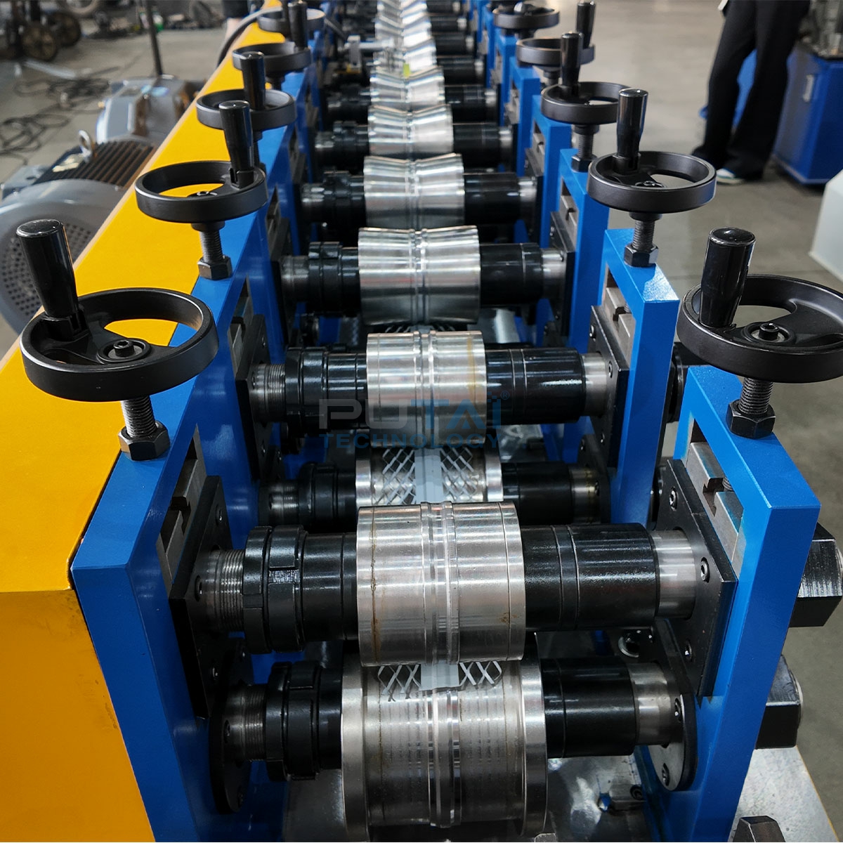 Máquina formadora de perfiles angulares para malla Putai | Línea automática de formación de perfiles de esquina para malla metálica 7