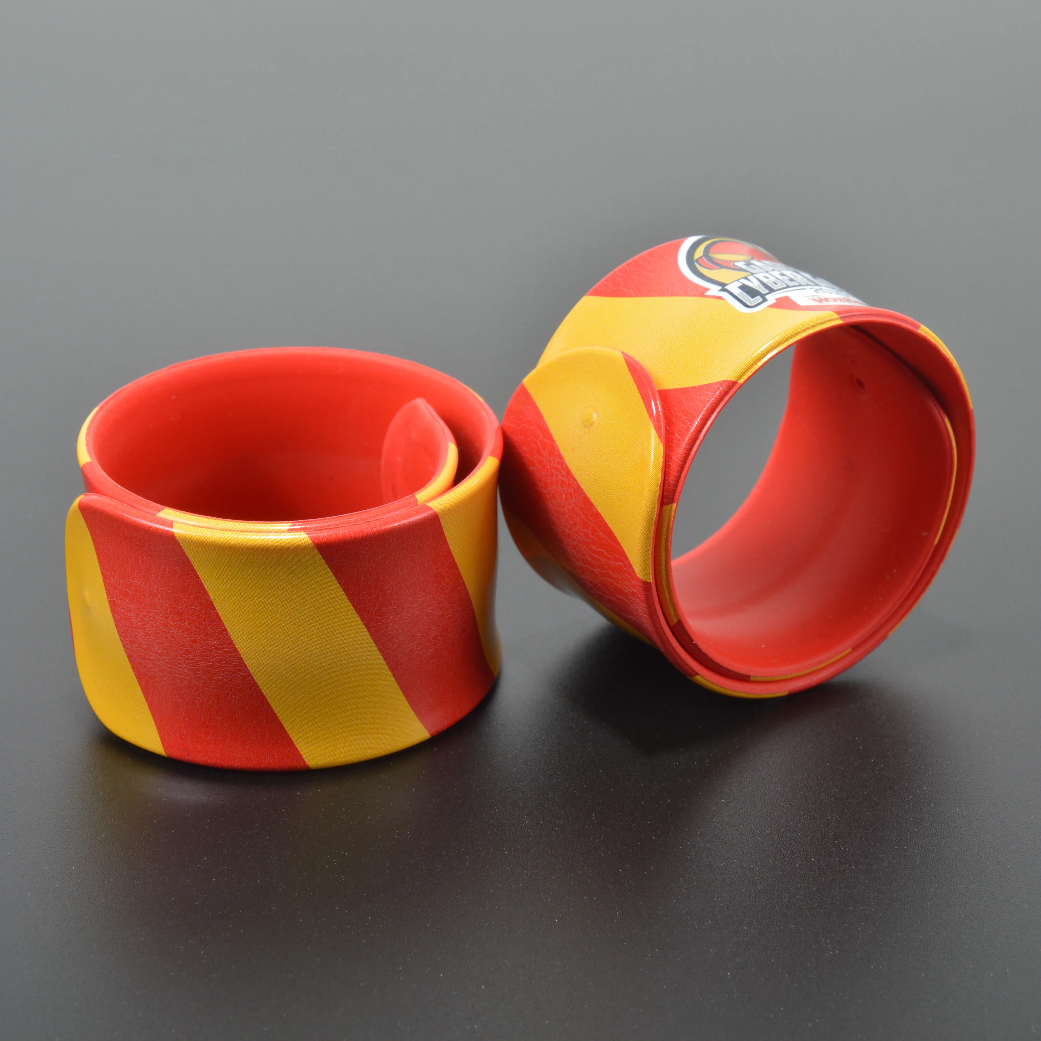 Benutzerdefiniertes Logo-Silikonkautschuk-Schnapparmband für Werbeveranstaltungen 1