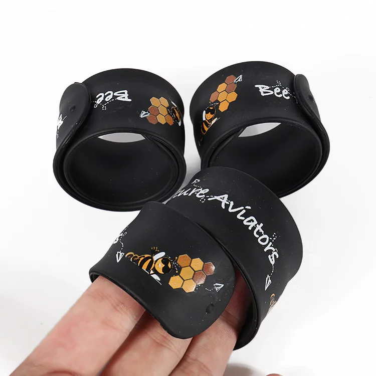 Benutzerdefiniertes Logo-Silikonkautschuk-Schnapparmband für Werbeveranstaltungen 5