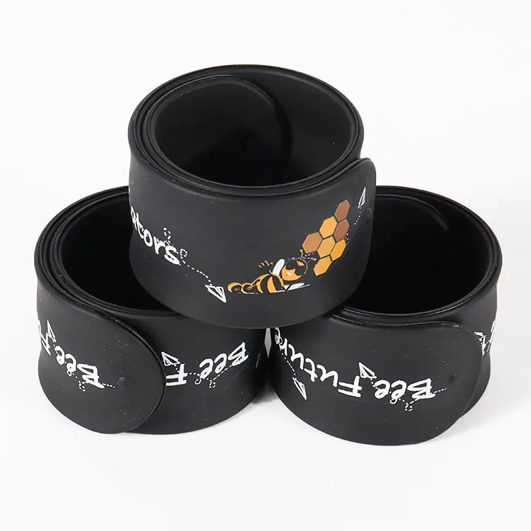 Benutzerdefiniertes Logo-Silikonkautschuk-Schnapparmband für Werbeveranstaltungen 2