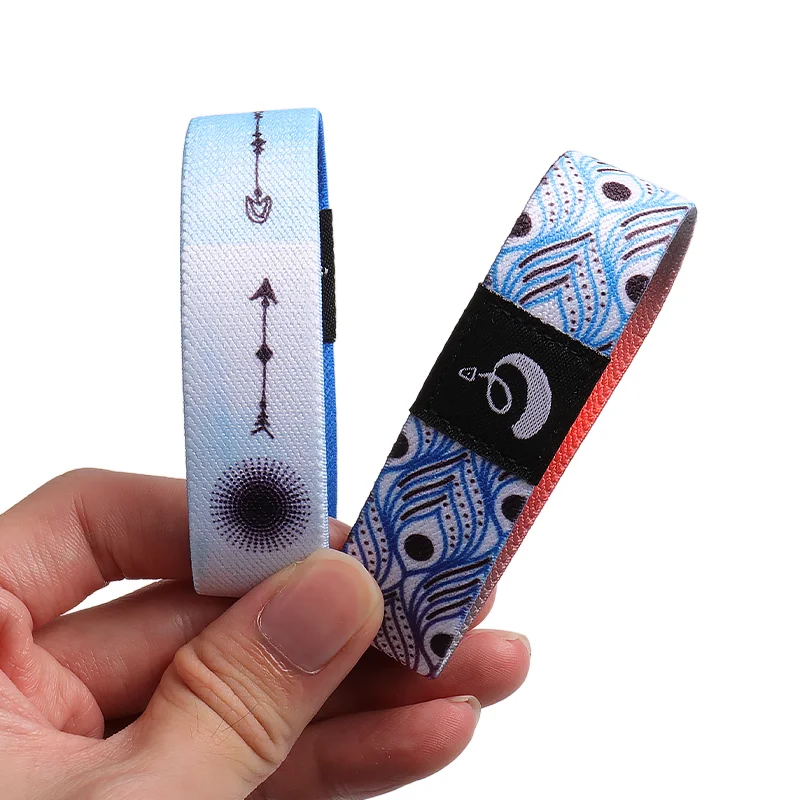 Maßgeschneidertes elastisches Sportarmband für Männer – gewebtes Polyesteretikett 1