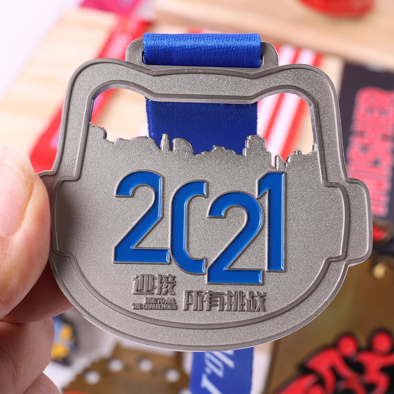 Medal za ukończenie wyścigu na 5 km z niestandardowym logo i wstążką 3