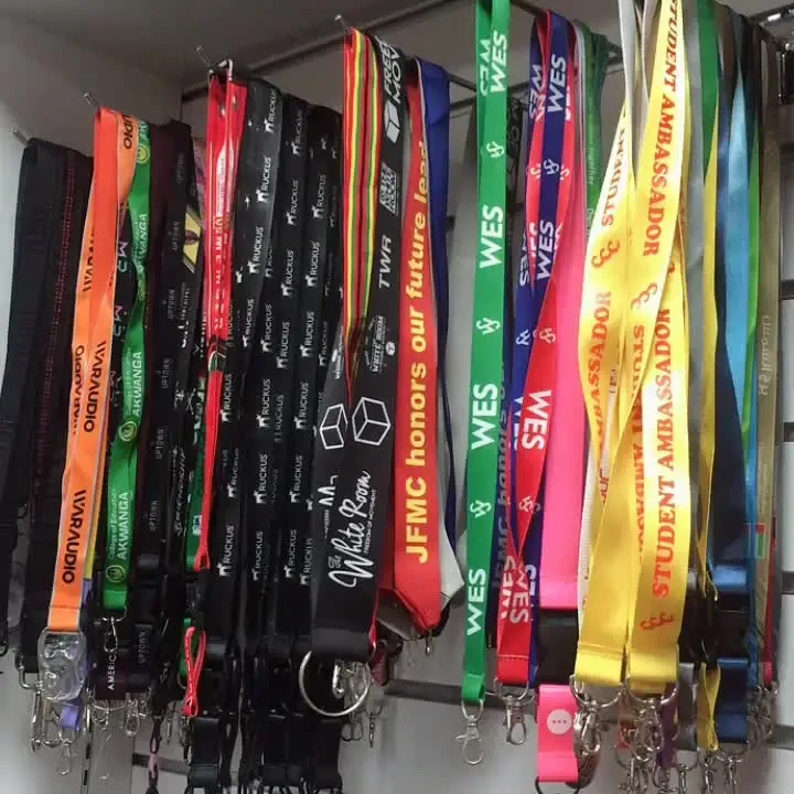 Tkaná šnúrka na zavesenie na dlhý krk s pásikovým logom PVC štítkom 1