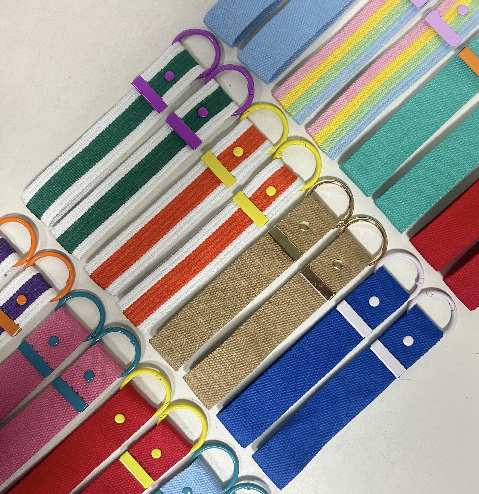 Fabrikspezifisches Polyester-Lanyard in leuchtenden Farben, kurzer Schlüsselanhänger mit Handgelenkschlaufe und Metallring 6