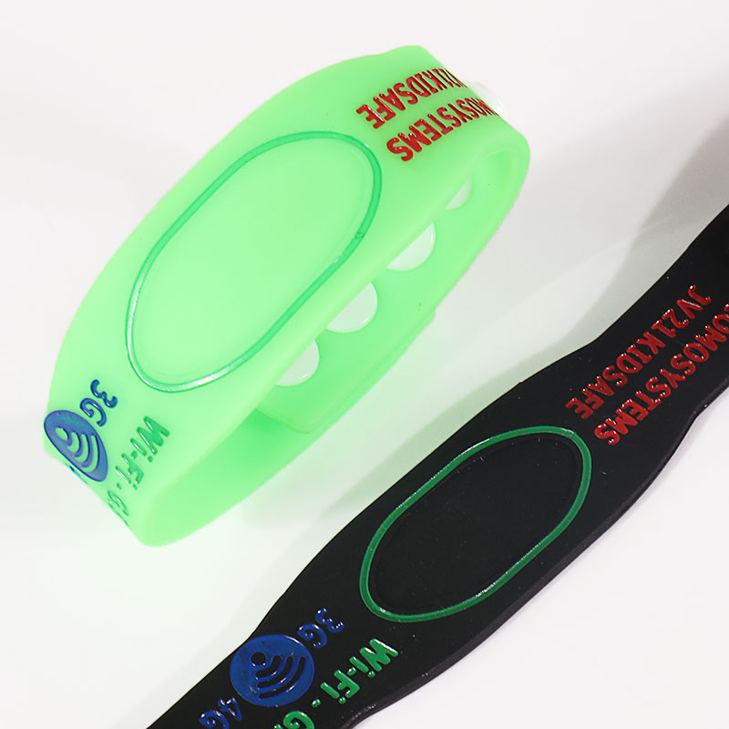 Bandă de încheietură din cauciuc cu buton reglabil personalizat cu logo OEM gravat 3
