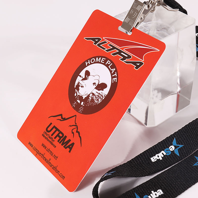 Aangepaste PVC-kaartfabriek uit China Evenementbadges Vip Pass-ID-kaart met sleutelkoord 3