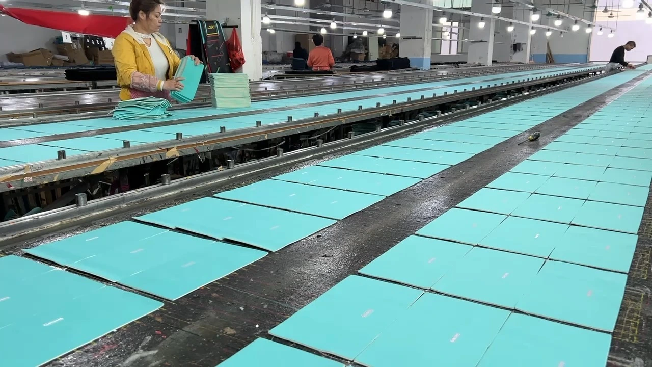 China Lage prijs aangepaste neopreen geïsoleerde bierflesdrager kan koeler met ritssluiting 1