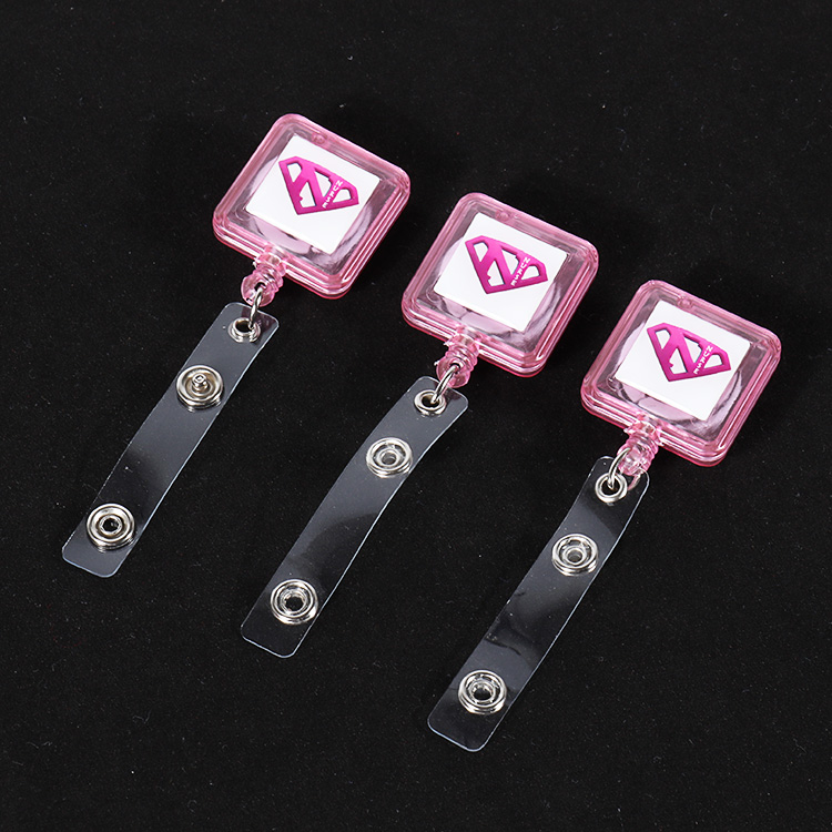 Egendefinert rosa plastklipsmerkeholder Reel Square uttrekkbar tilpasset logo 2