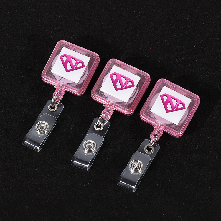Egendefinert rosa plastklipsmerkeholder Reel Square uttrekkbar tilpasset logo 1
