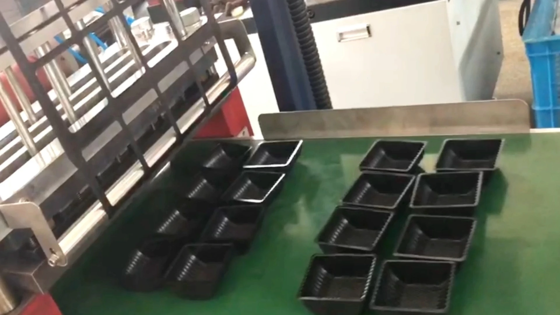 Mesin Pembuat Tutup Cangkir Kopi Plastik PET PP Mesin Pembentuk Thermoforming Tutup Penutup Cangkir Es Krim Cola Jus Kue Sekali Pakai Otomatis 1