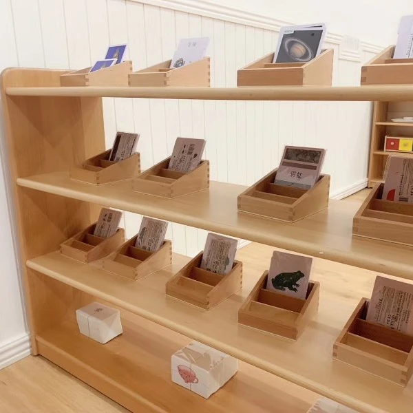 Nội thất lớp học mẫu giáo trẻ em bằng gỗ sồi Kệ Montessori 4