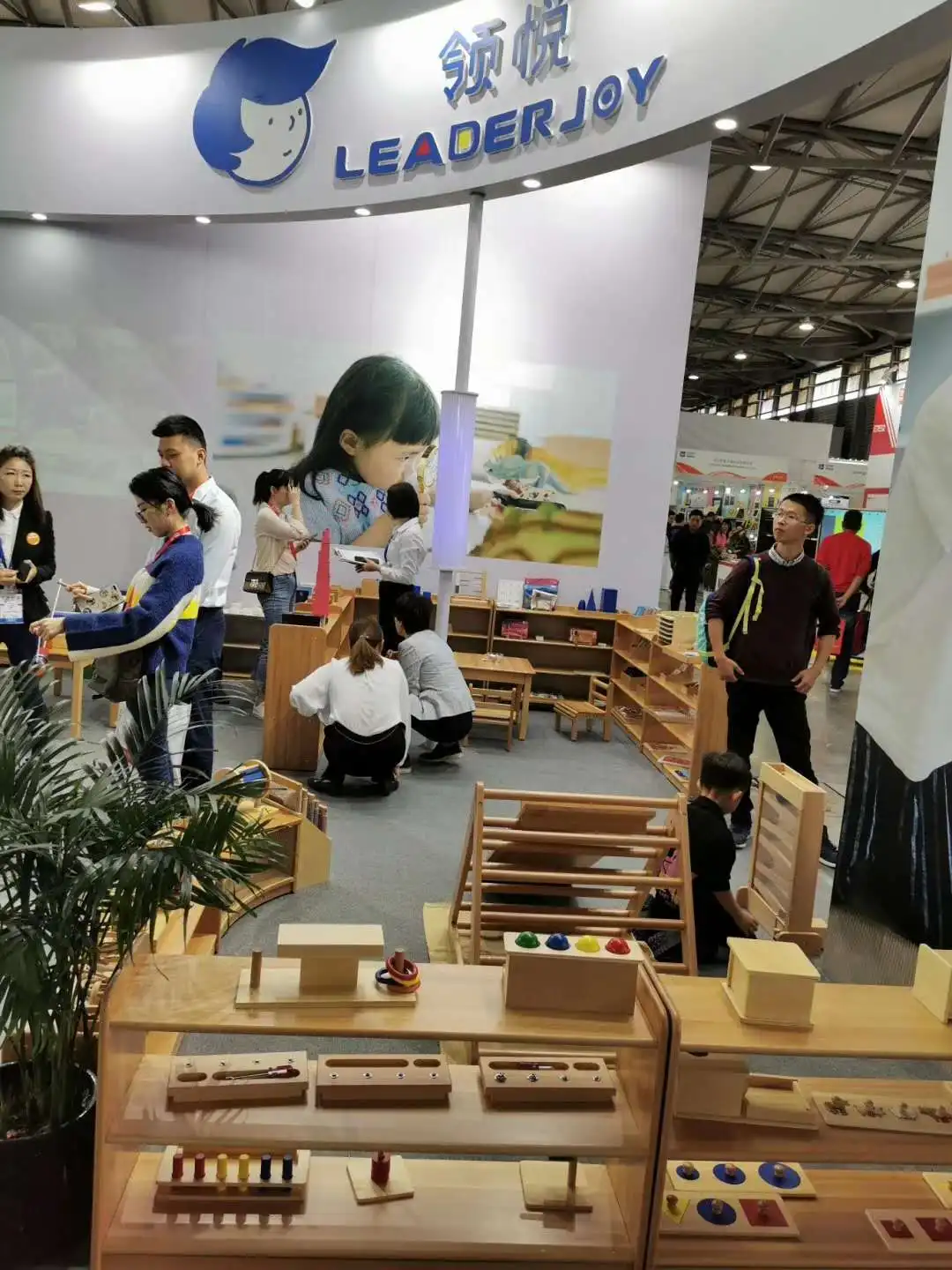 Nội Thất Trường Mầm Non Montessori Bằng Gỗ: Kệ Đồ Chơi Gỗ Sồi Chất Lượng Cao 7