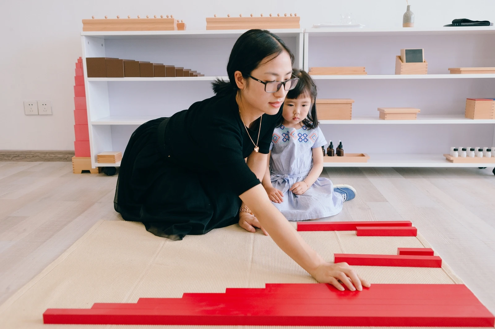 Đồ chơi học tập giác quan que dài Montessori màu đỏ cho trẻ em 4