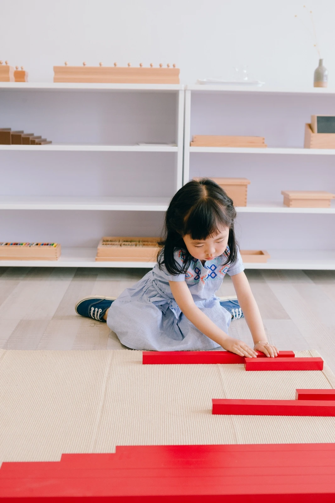 Đồ chơi học tập giác quan que dài Montessori màu đỏ cho trẻ em 6