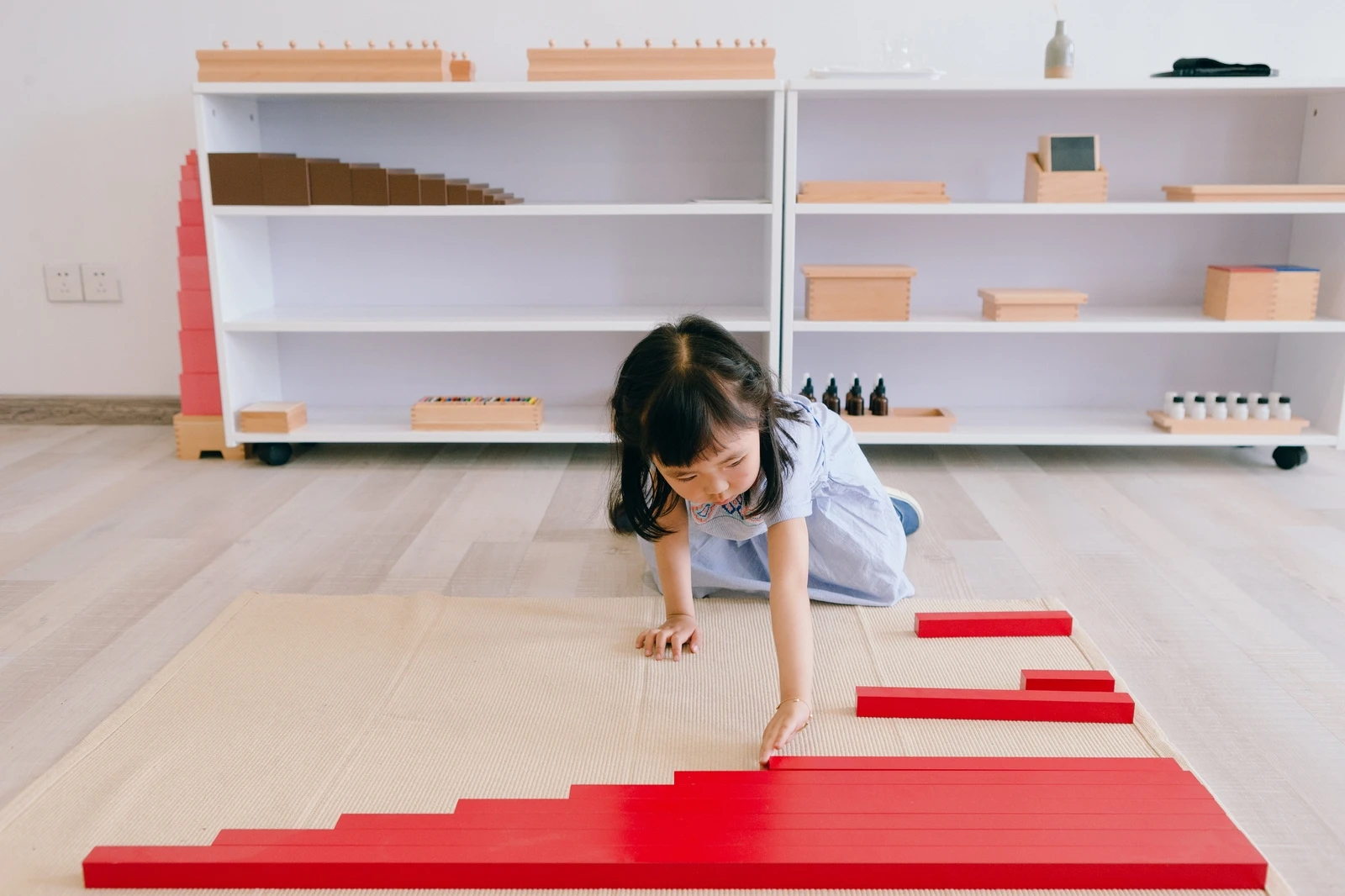 Đồ chơi học tập giác quan que dài Montessori màu đỏ cho trẻ em 5