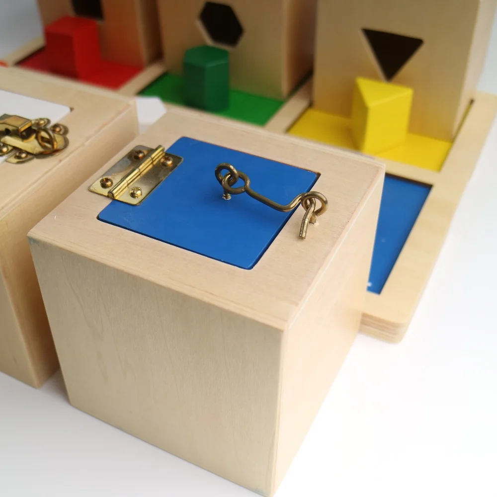 Caja con cerradura Montessori con diferentes puertas y objetos para niños 7