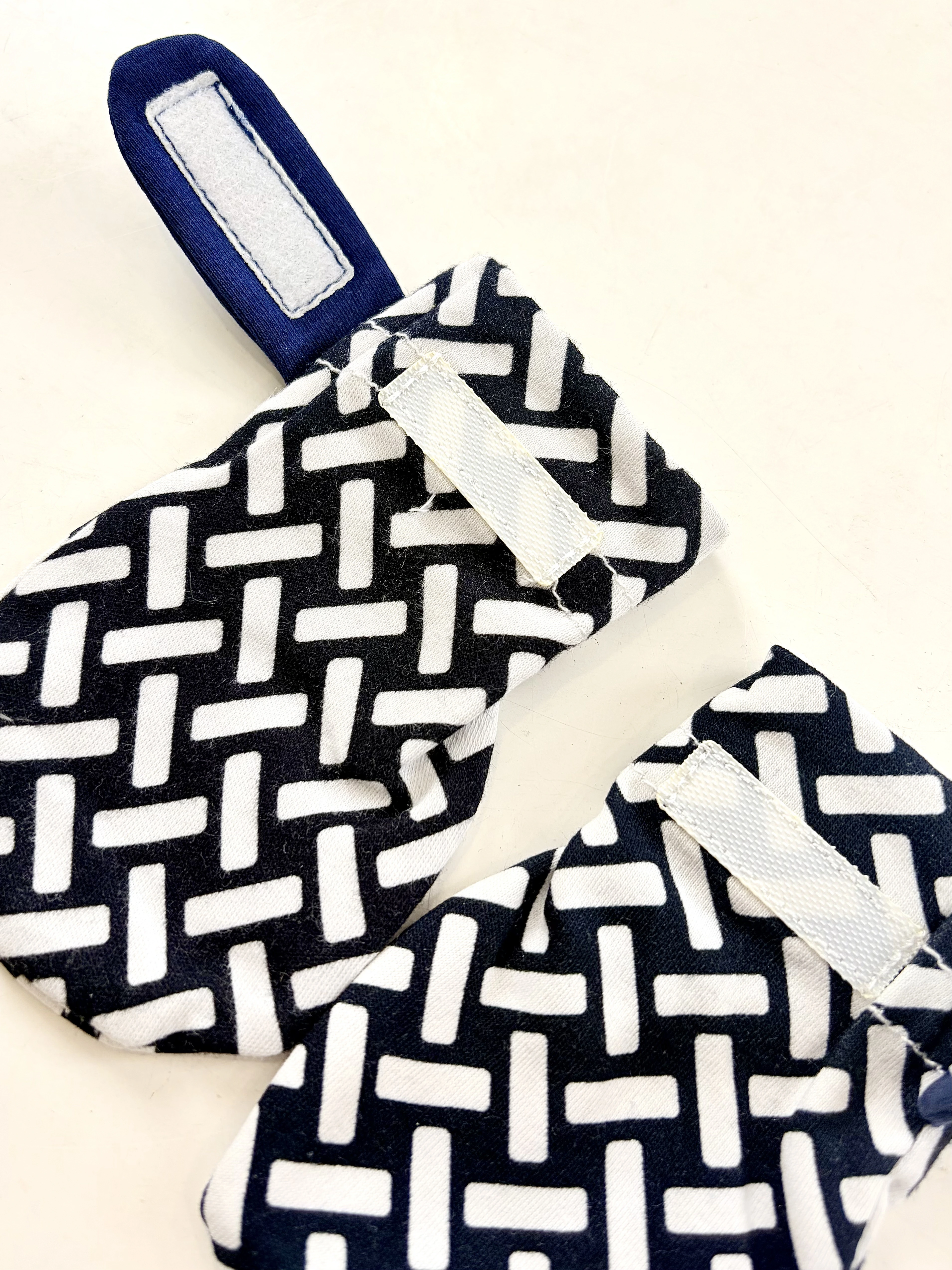 Montessori Baby Black & White Visual Training Mittens, Anti-Scratch Gloves for 0-12 Months, Safe for Chewing 1