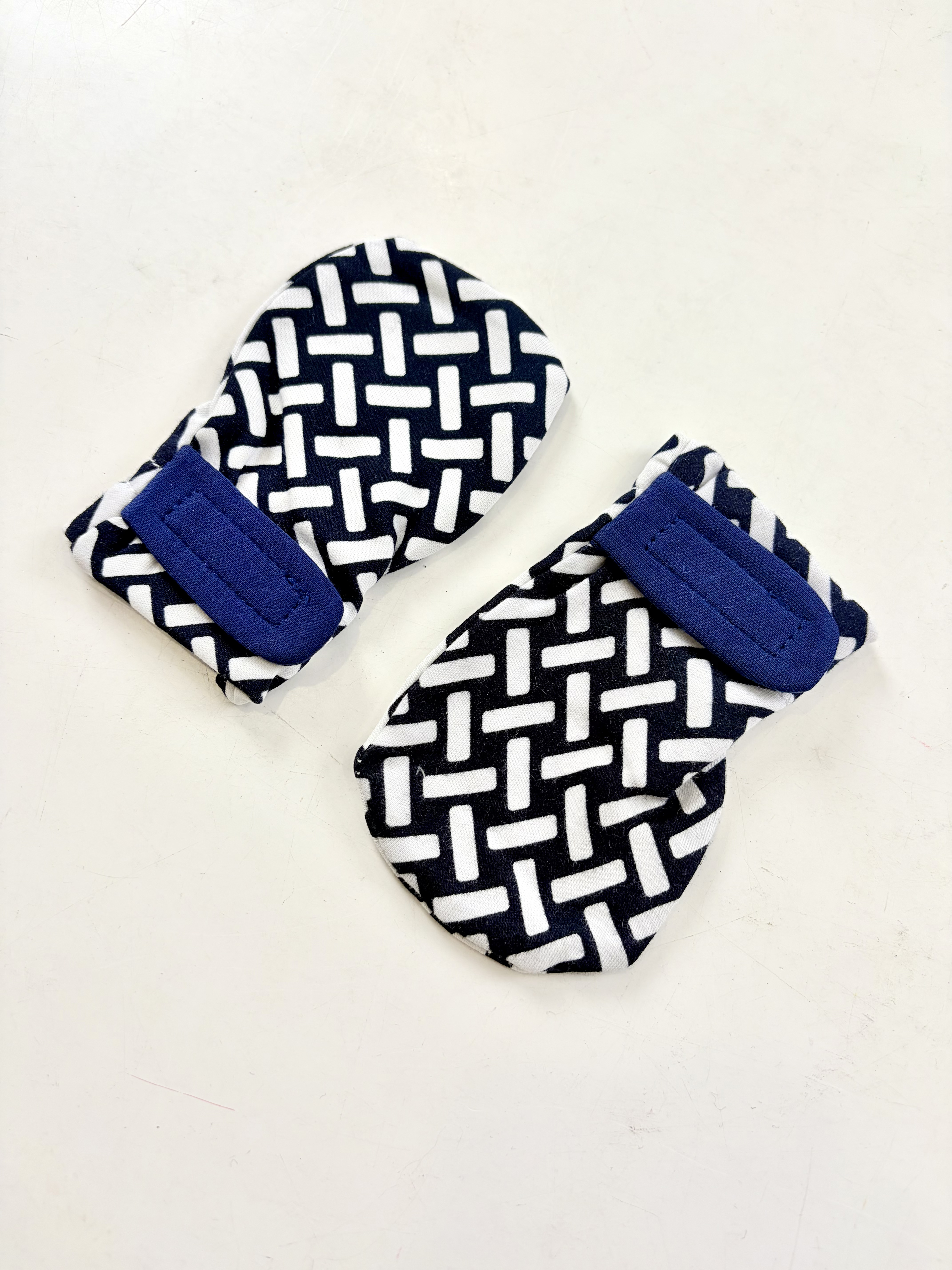Montessori Baby Black & White Visual Training Mittens, Anti-Scratch Gloves for 0-12 Months, Safe for Chewing 2