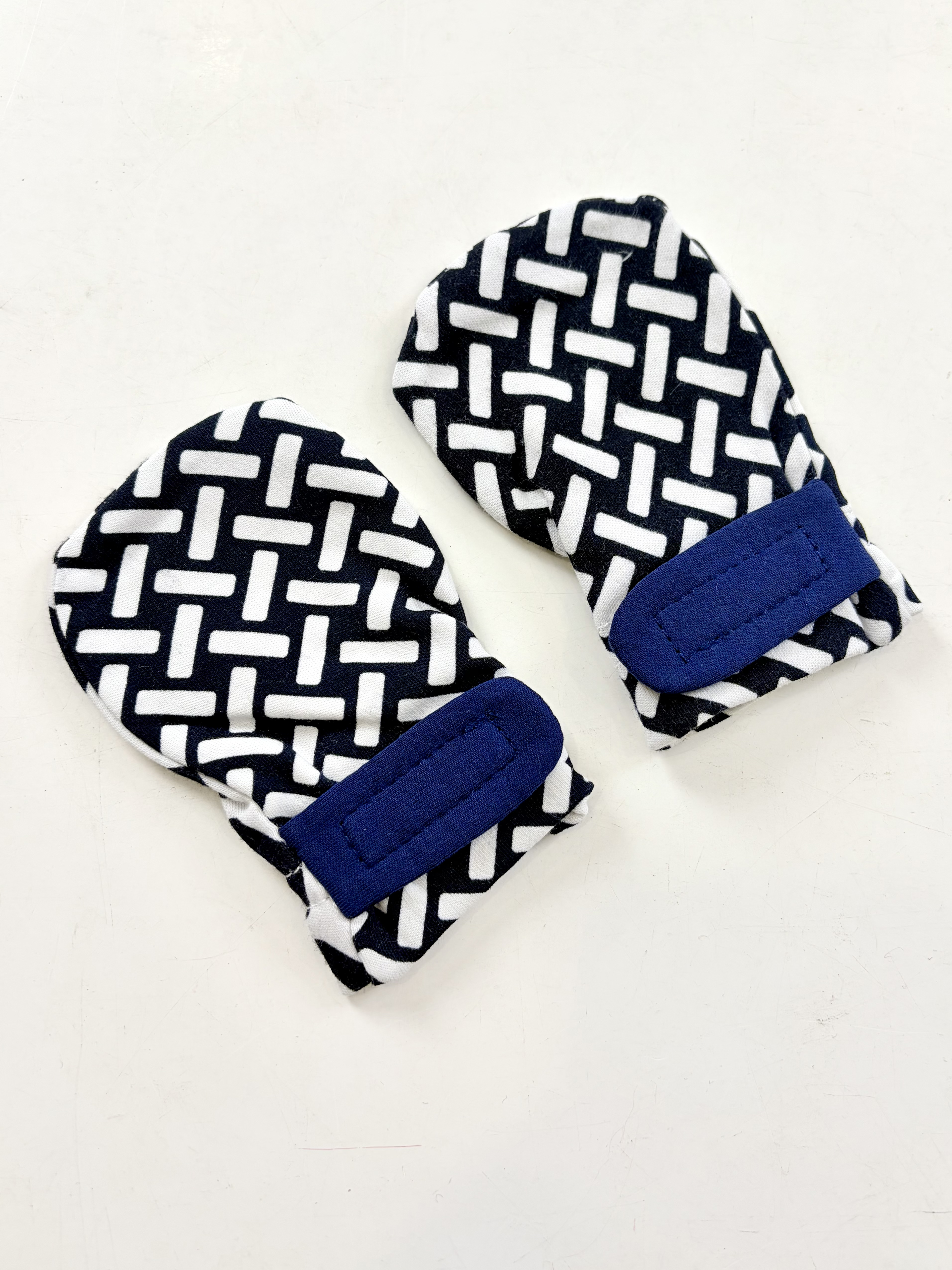 Montessori Baby Black & White Visual Training Mittens, Anti-Scratch Gloves for 0-12 Months, Safe for Chewing 3