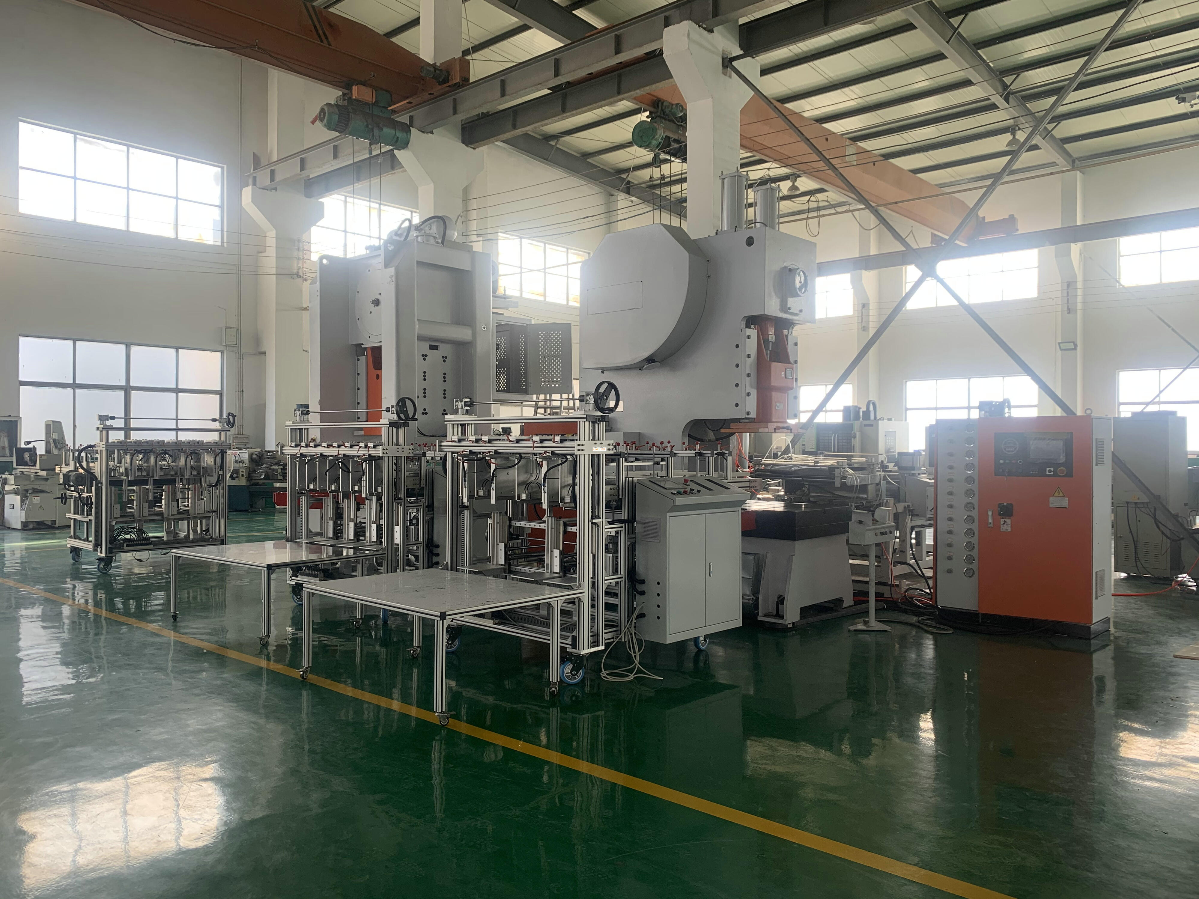 Punzonadora de contenedores de alimentos de papel de aluminio de 4 cavidades de alta productividad, completamente automática, 12000 piezas/h, diseño personalizado 3