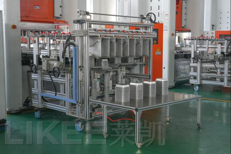 LK-T63 خط إنتاج حاويات المواد الغذائية من رقائق الألومنيوم من سيمنز موتورز إنتاجية عالية 4 تجاويف أوتوماتيكية بالكامل 12000 قطعة / ساعة 1
