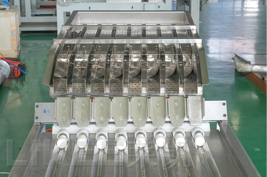 El PLC de Mitsubishi controló el funcionamiento fácil completamente automático de la máquina LK-T80 de la vibración de la taza de la torta del papel de aluminio 1