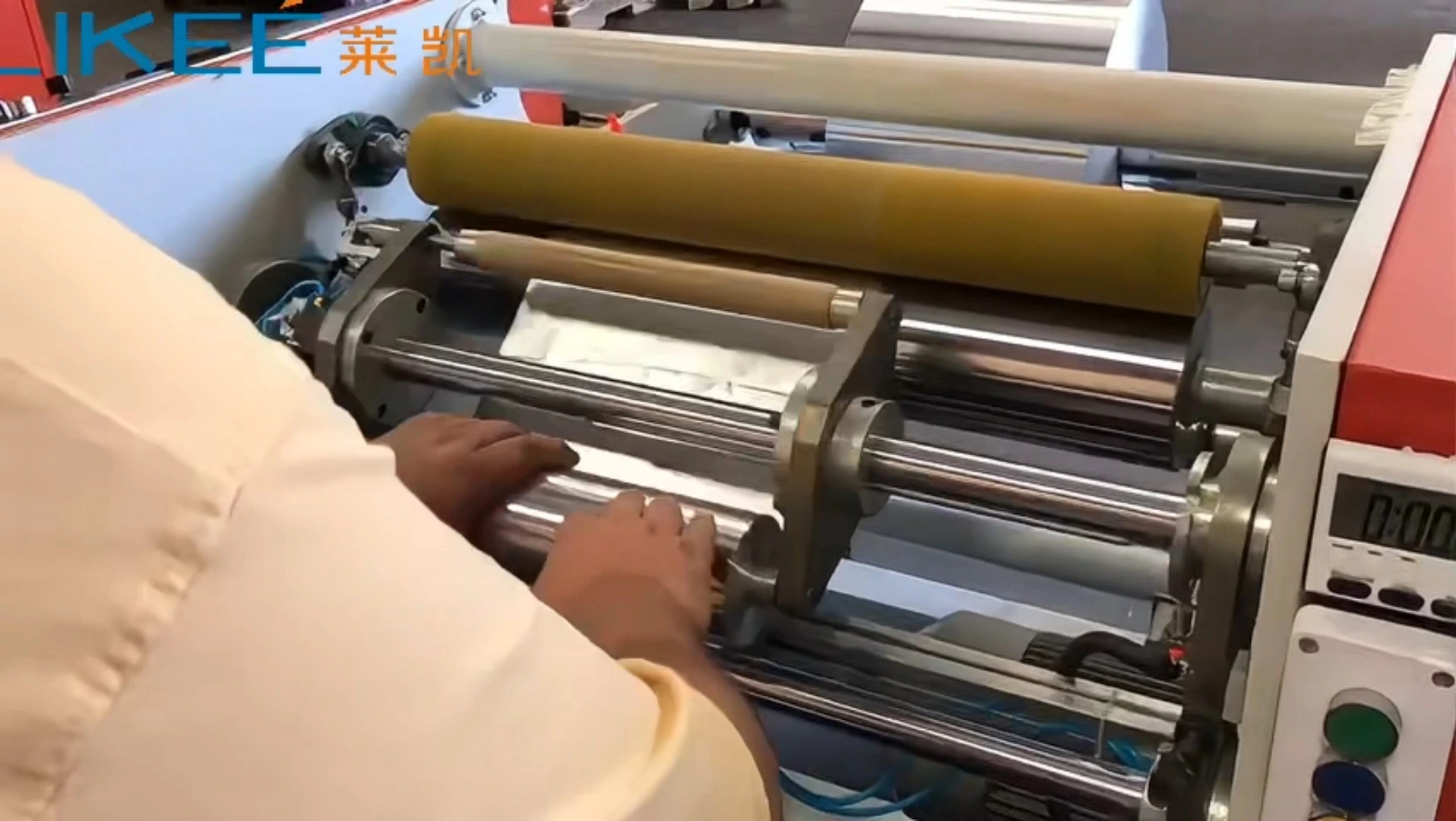 Machine semi-automatique de rembobinage à grande vitesse de petit pain de papier d'aluminium de LK-SR450 facile à prendre et à utiliser 1