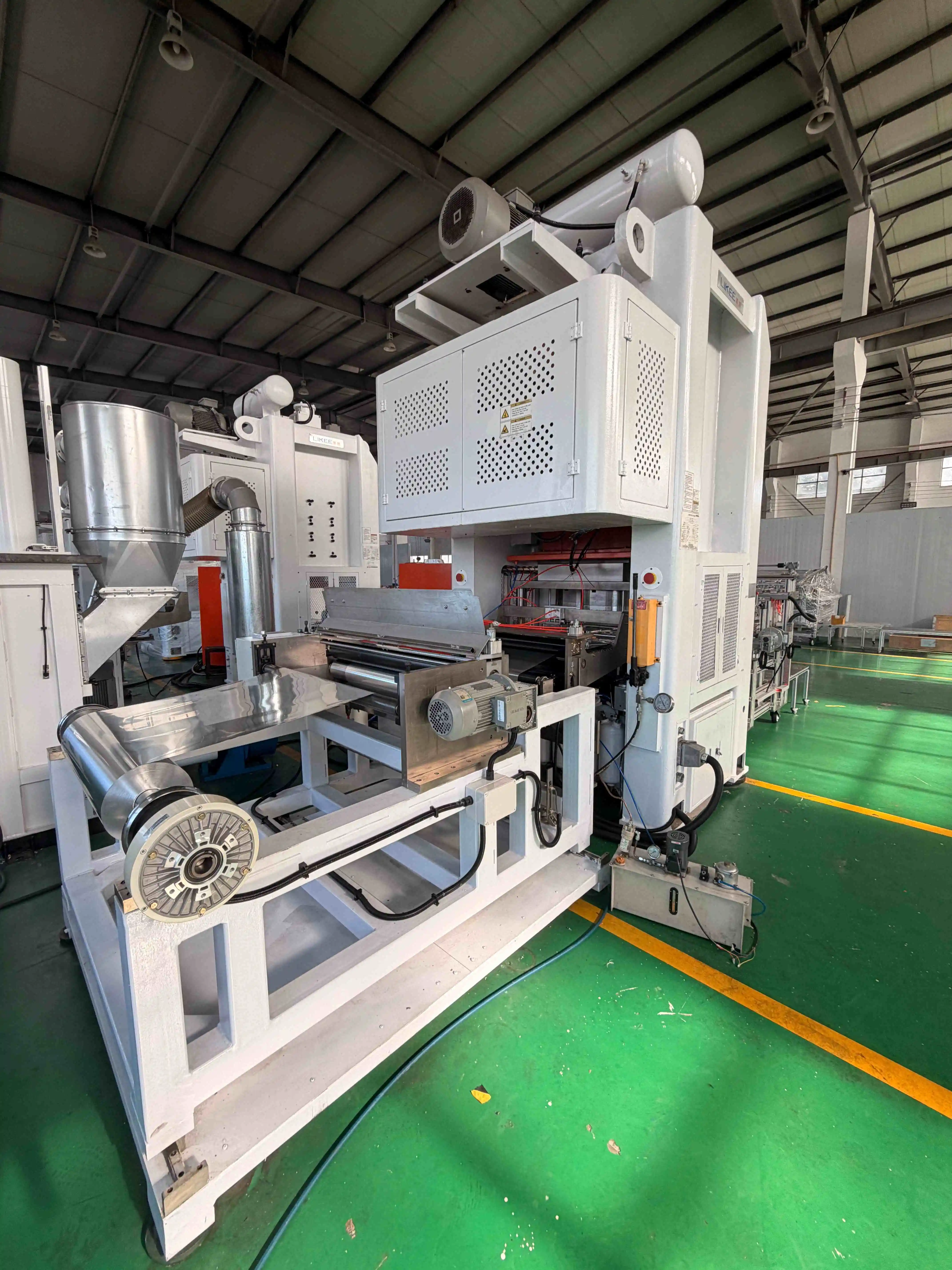 LK-T80 YENİ Güvenilir ve Dayanıklı Otomatik Alüminyum Folyo Gıda Kabı Üretim Makinesi 1