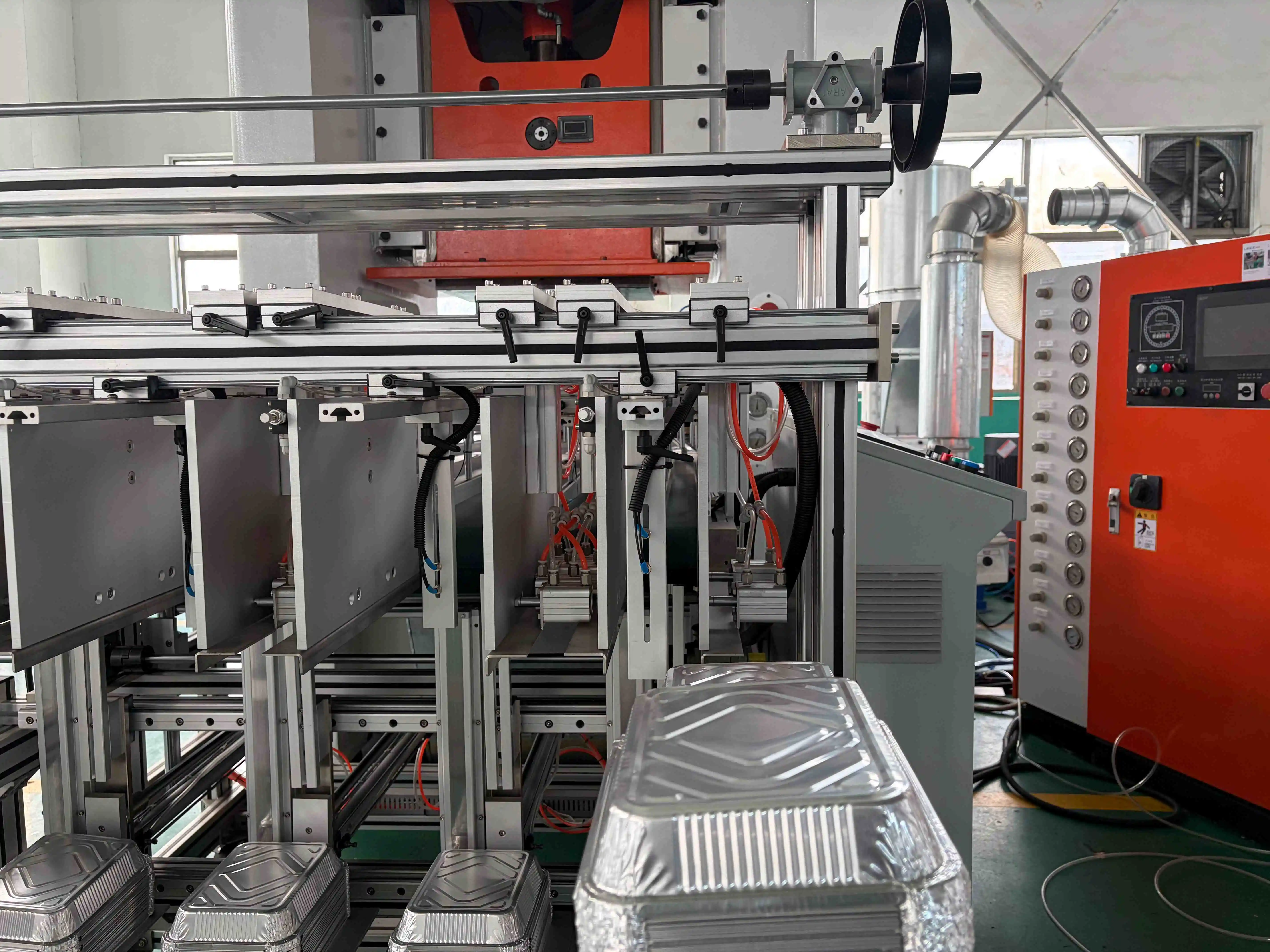 LK-T80 CE Sertifikalı Alüminyum Folyo Kap Üretim Makinesi, Alüminyum Folyo Paket Yemek Kutusu Üretim Ekipmanı 1