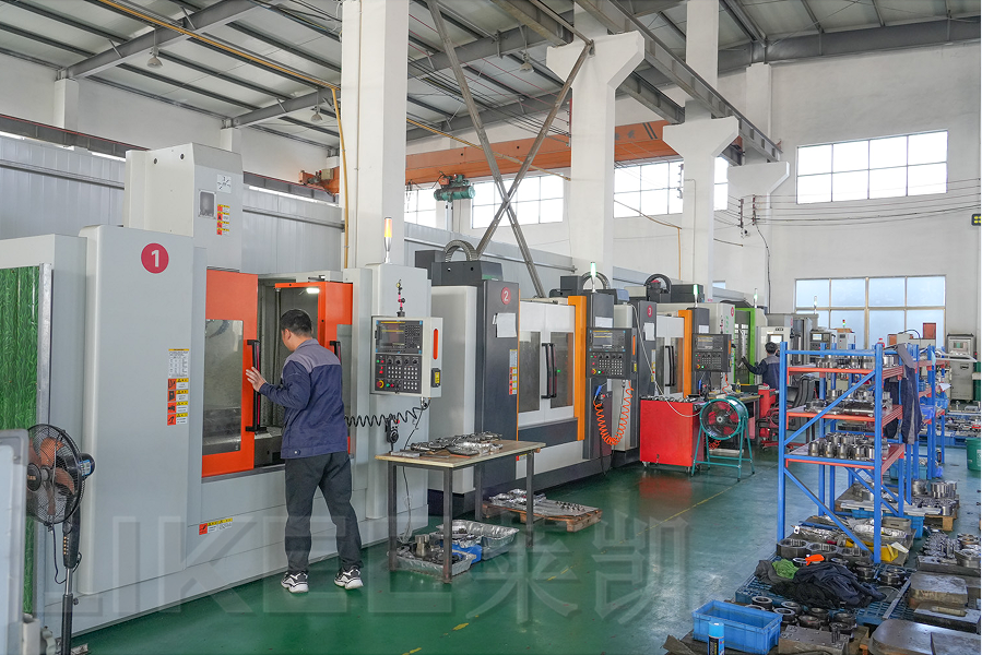Máquina totalmente automática de 130 toneladas para fabricar envases de papel de aluminio con mecanismo de alimentación de papel de aluminio servoaccionado. 5