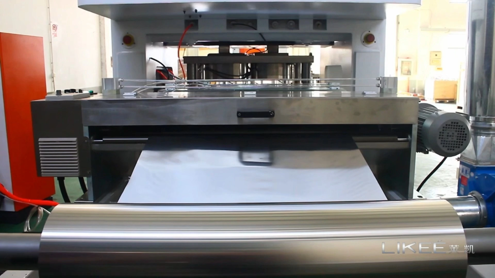 LK-T80 Gıda Kabı Geri Dönüştürülebilir Alüminyum Folyo Kap Tepsi Şekillendirme Makinesi 1