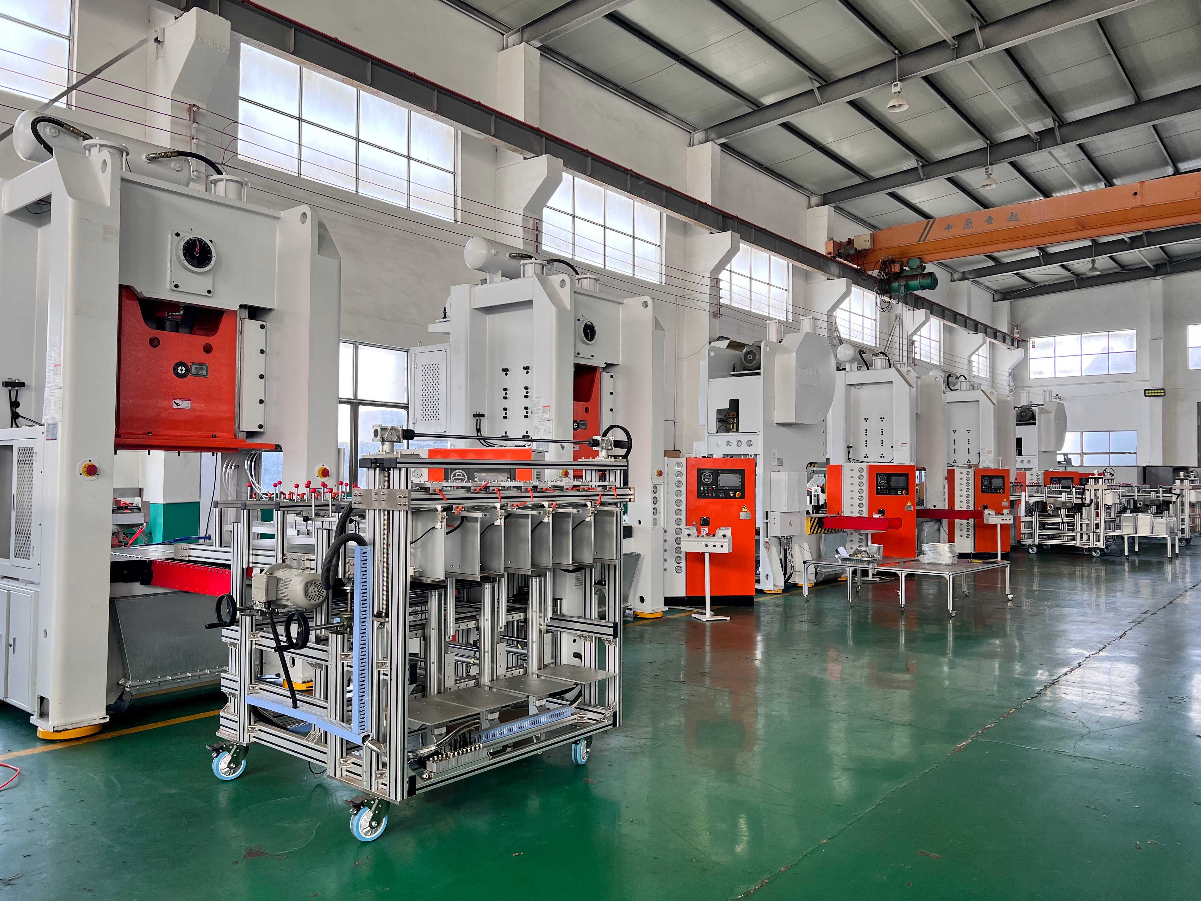 Machine automatique de fabrication de barquettes en aluminium à 3 cavités LK-T130 6
