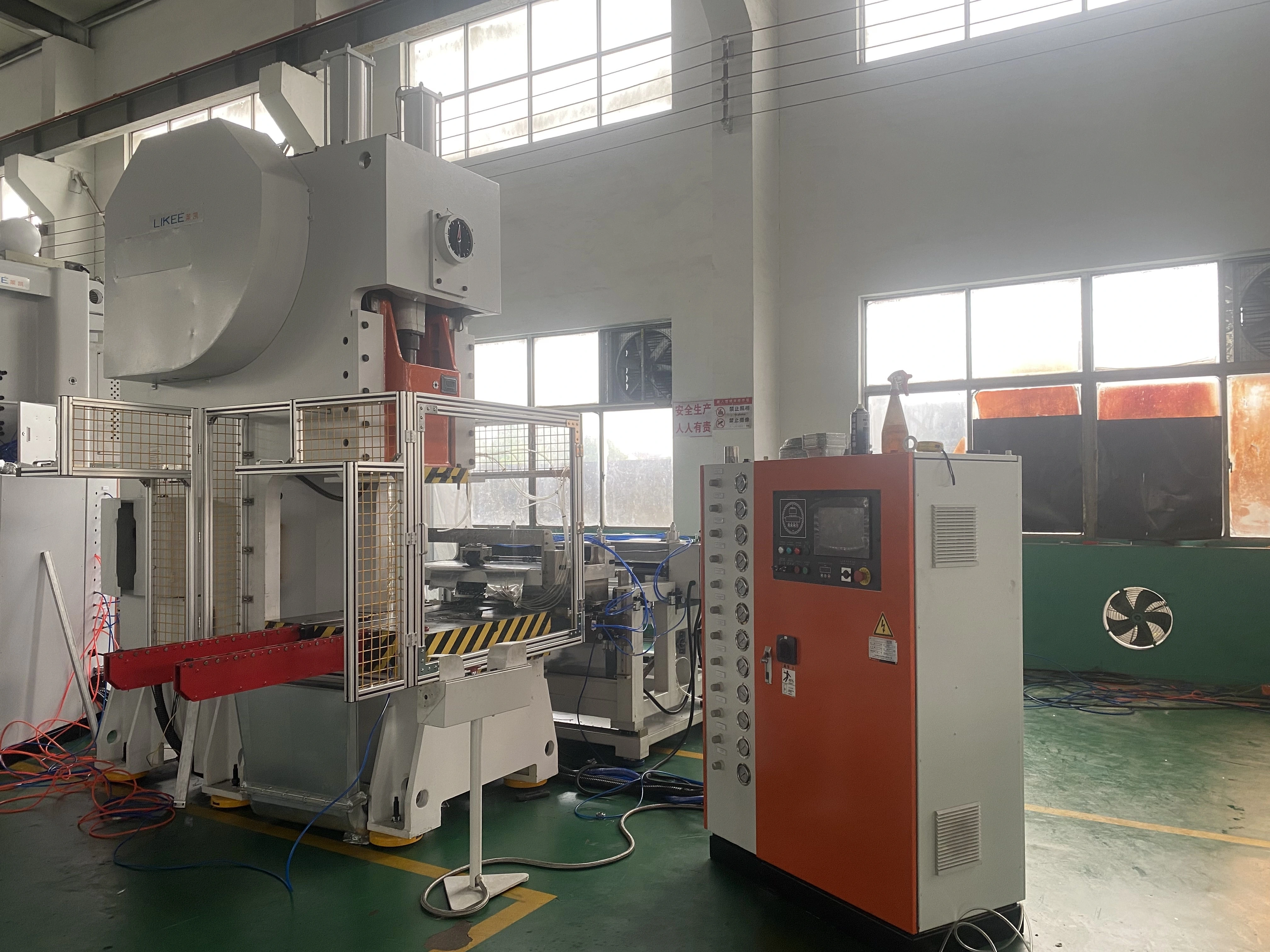 LK-T63 3 Bölmeli Kırışık Gıda Ambalaj Alüminyum Folyo Pres Hattı Konteyner Üretim Makinesi 1