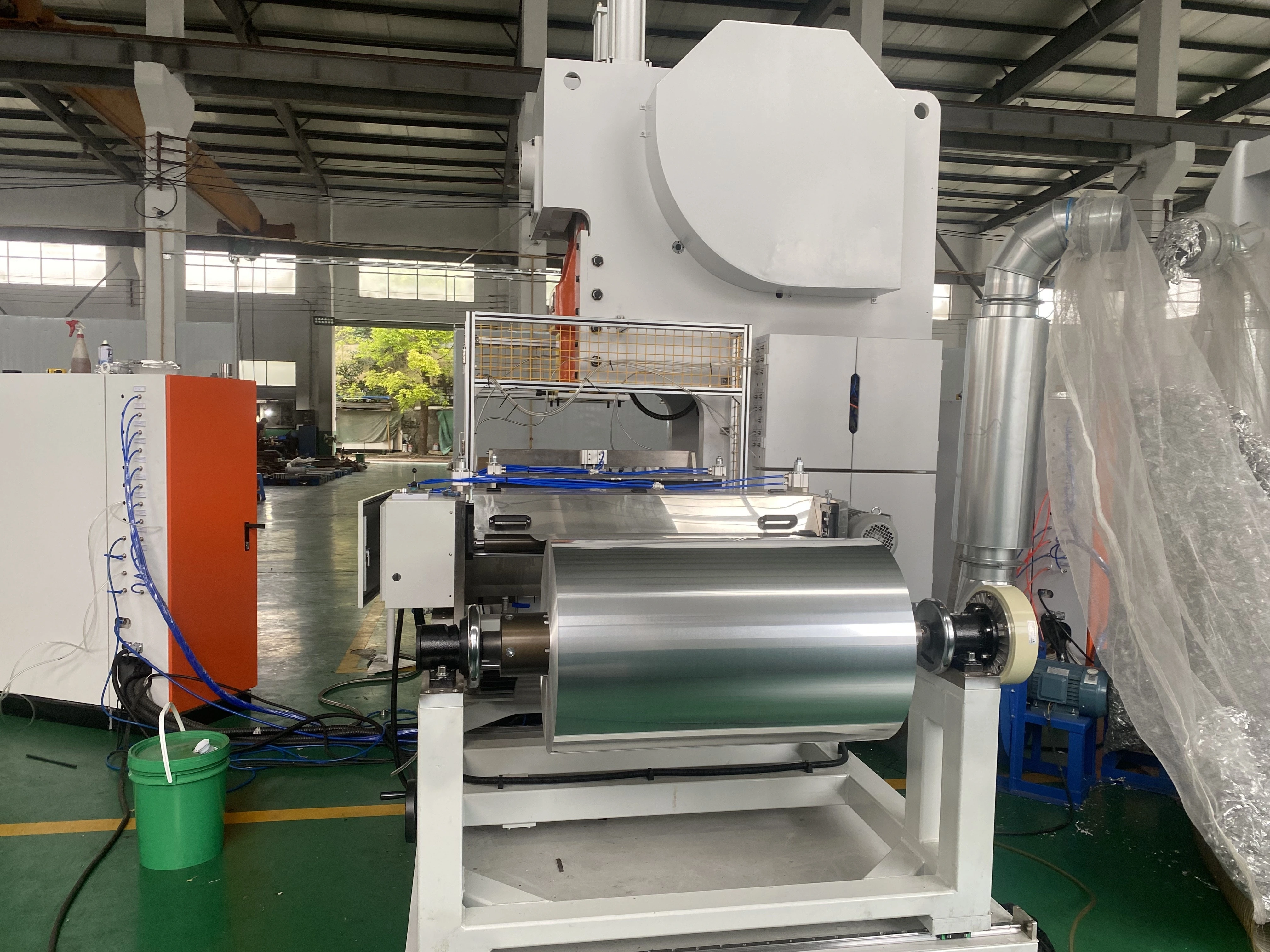 LK-T63 Yenilikçi 3 Hazneli, Dakikada 50 Vuruşlu Alüminyum Folyo Gıda Tepsisi Üretim Hattı 1