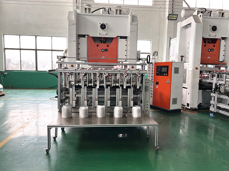 Machine automatique de fabrication de barquettes en aluminium à 3 cavités LK-T130 4