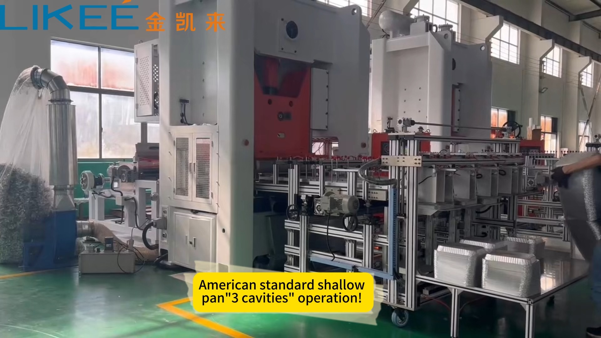 Machine automatique de fabrication de barquettes en aluminium à 3 cavités LK-T130 1