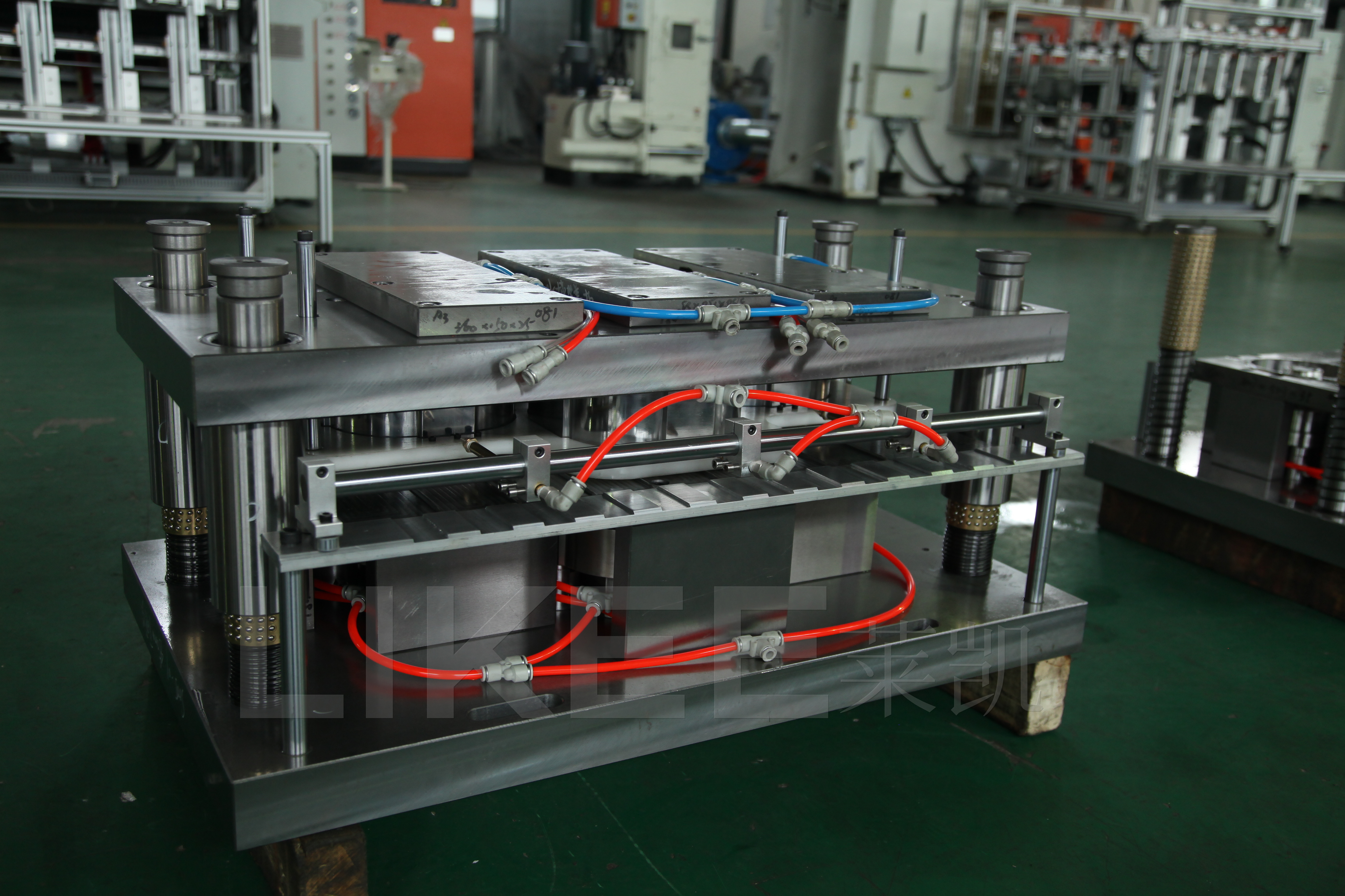 Molde para envases de papel de aluminio con paredes arrugadas, ideal para asadores de tamaño familiar. Estructura resistente y gran estabilidad. 2