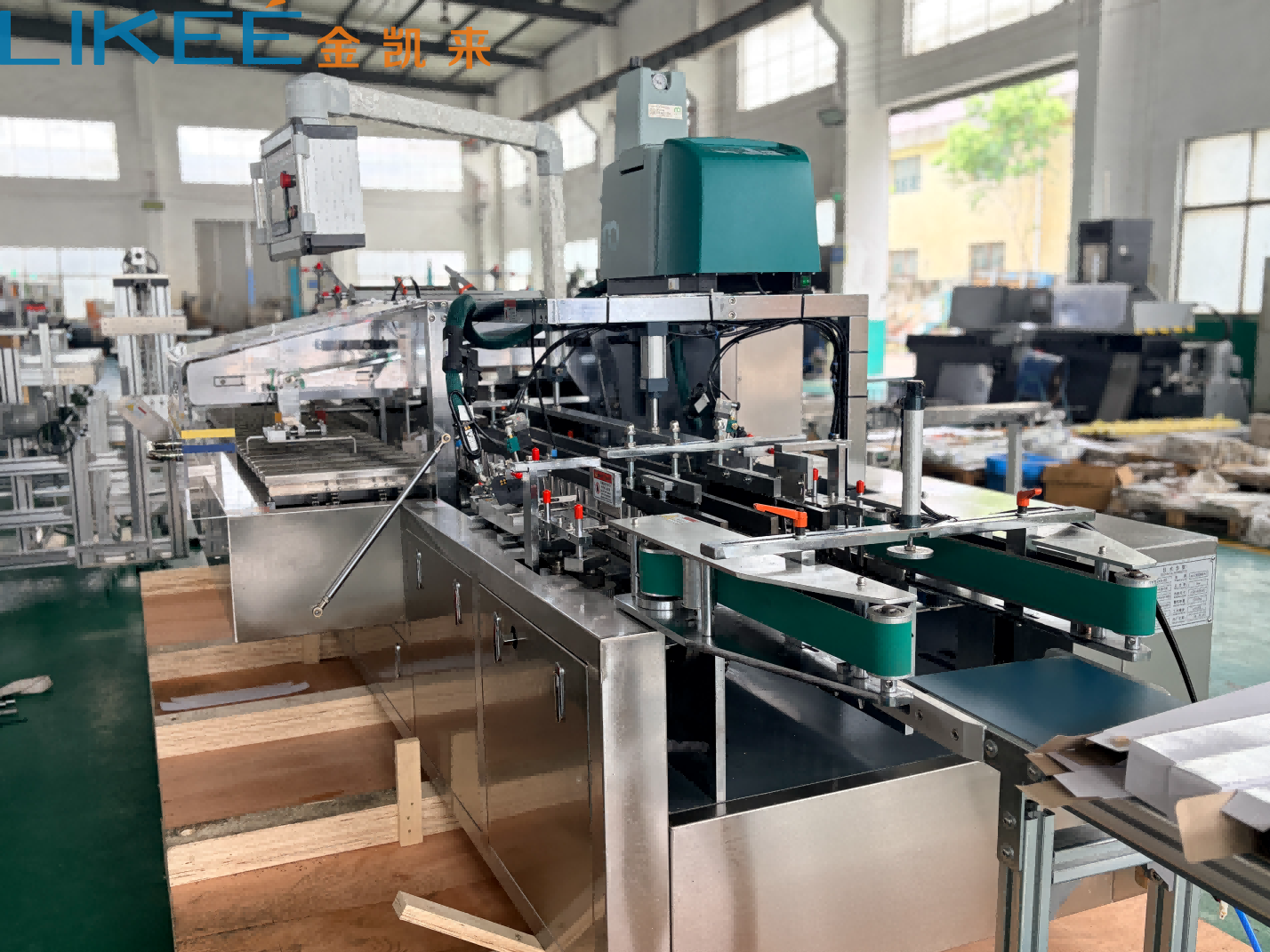 Machine automatique d'emballage de petits rouleaux – Alimentation, mise en carton et collage 4