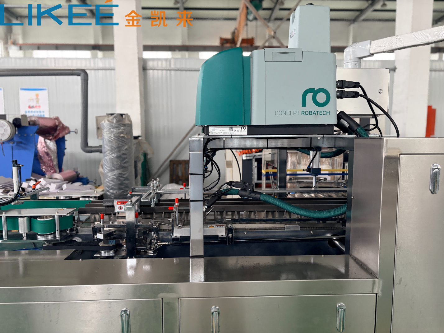 Machine de mise en carton automatique pour rouleaux de papier aluminium et de film étirable 4