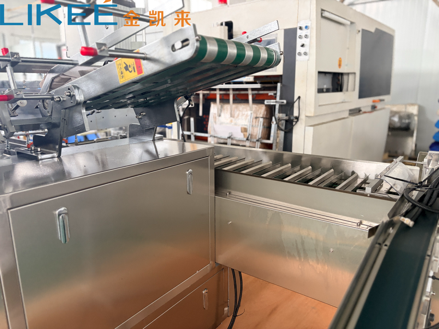 Machine de mise en carton automatique pour rouleaux de papier aluminium et de film étirable 3